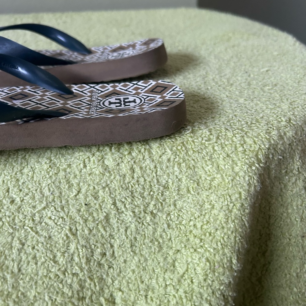 Tory Burch Geometric Print Flip Flops With  navy Blue  Straps. - Picture 9 of 9